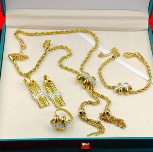 Parure 4 pieces forme KRIVCHA  en acier inoxydable