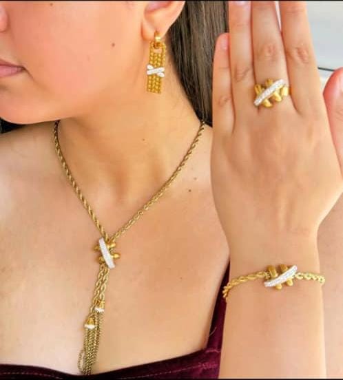 Parure 4 pieces forme KRIVCHA  en acier inoxydable